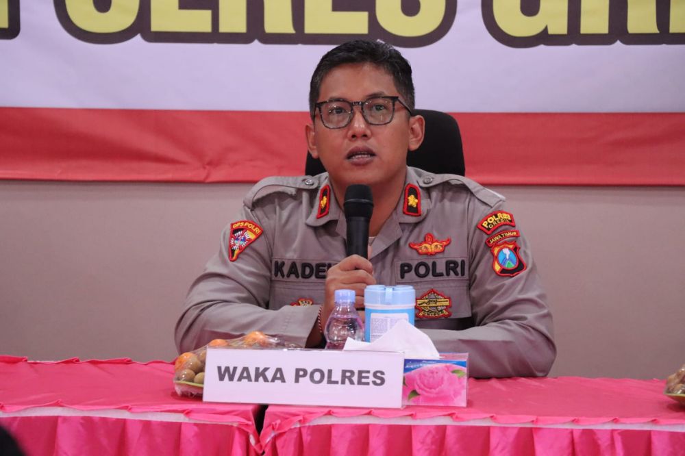 Wakapolres Gresik Kompol Kadek Oka Suparta saat Jum'at Curhat di Menganti