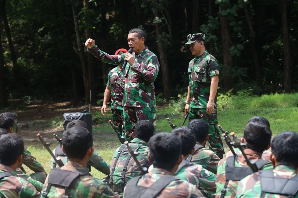 Wadan Kodiklatal Laksamana Muda TNI Rachmad Jayadi saat tinjau lattek di Selogiri