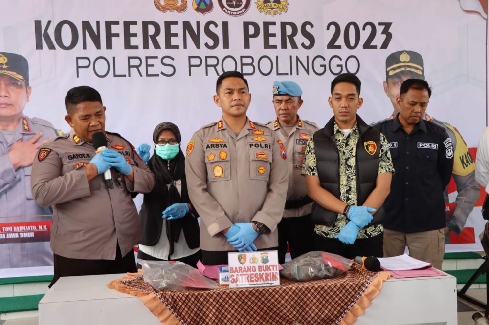 Polres Probolinggo amankan tersangka pembakar mobil beserta barang buktinya