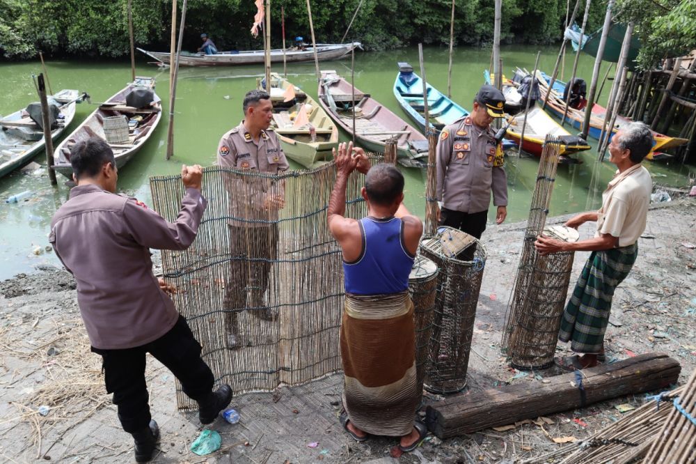 Polres Pelabuhan Tanjung Perak Surabaya sosialisasi banjir rob dan berikan bantuan sembako ke warga