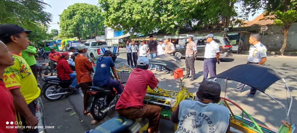 Satlantas Polres Pasuruan Kota bersama Dishub edukasi larangan bentor