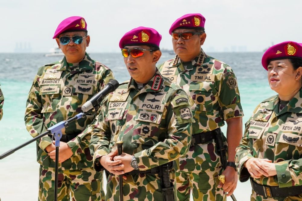Sinergitas TNI-Polri Makin Kokoh, Kapolri Disematkan Jadi Warga Kehormatan Marinir