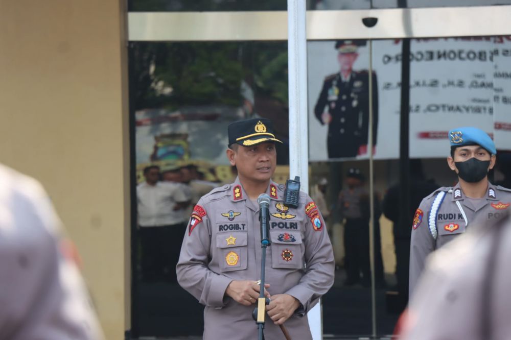 Kapolres Bojonegoro AKBP Rogib Triyanto saat pimpin upacara