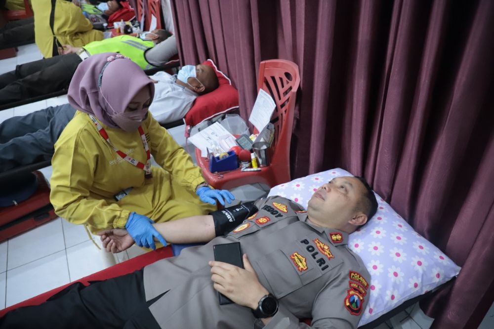 Kapolres Kediri Kota AKBP Teddy Chandra saat ikuti donor darah di HUT Satpam ke-42