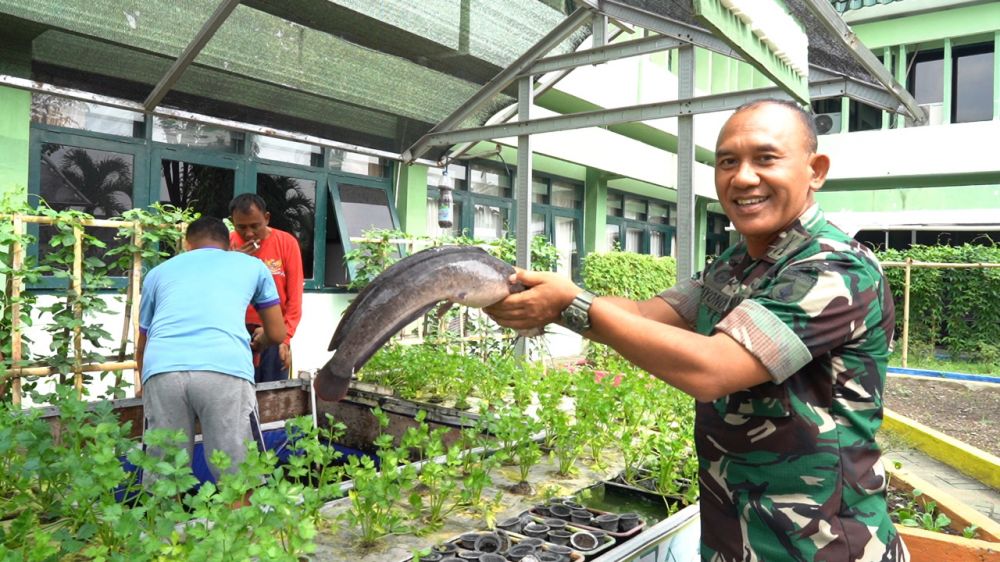 Kasrem 084/BJ Kolonel Inf H. Sugiyono saat panen lele dan sayuran