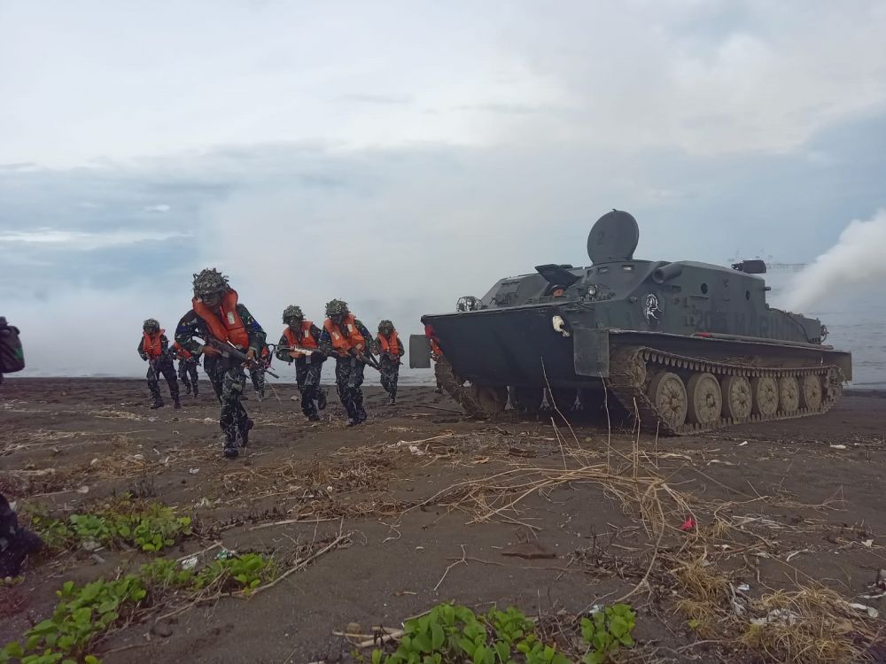 Siswa Kodikmar lattek pendaratan amfibi