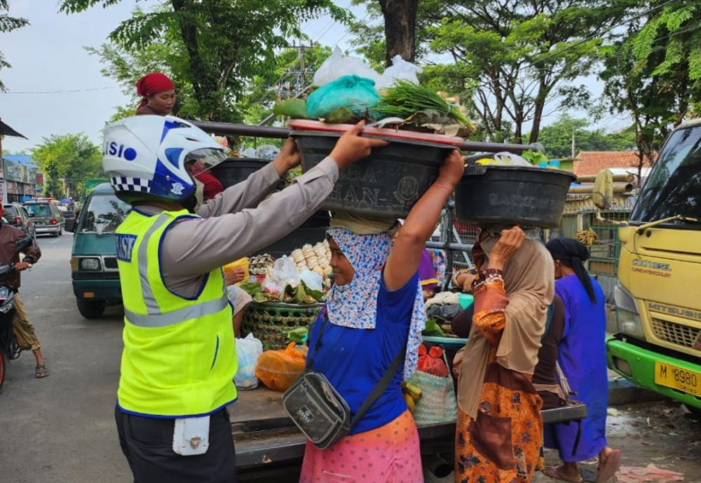Polres Pamekasan Peduli Warga saat Patroli Wilayah