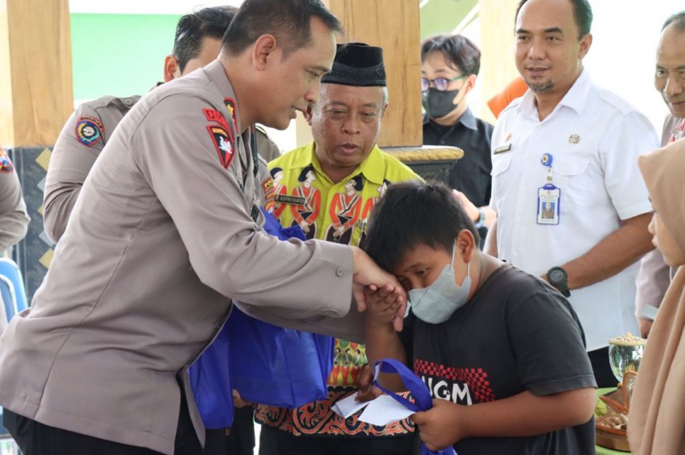 Kapolres Bojonegoro AKBP Rogib Triyanto berikan santunan ke yatim-piatu di Jum'at Curhat