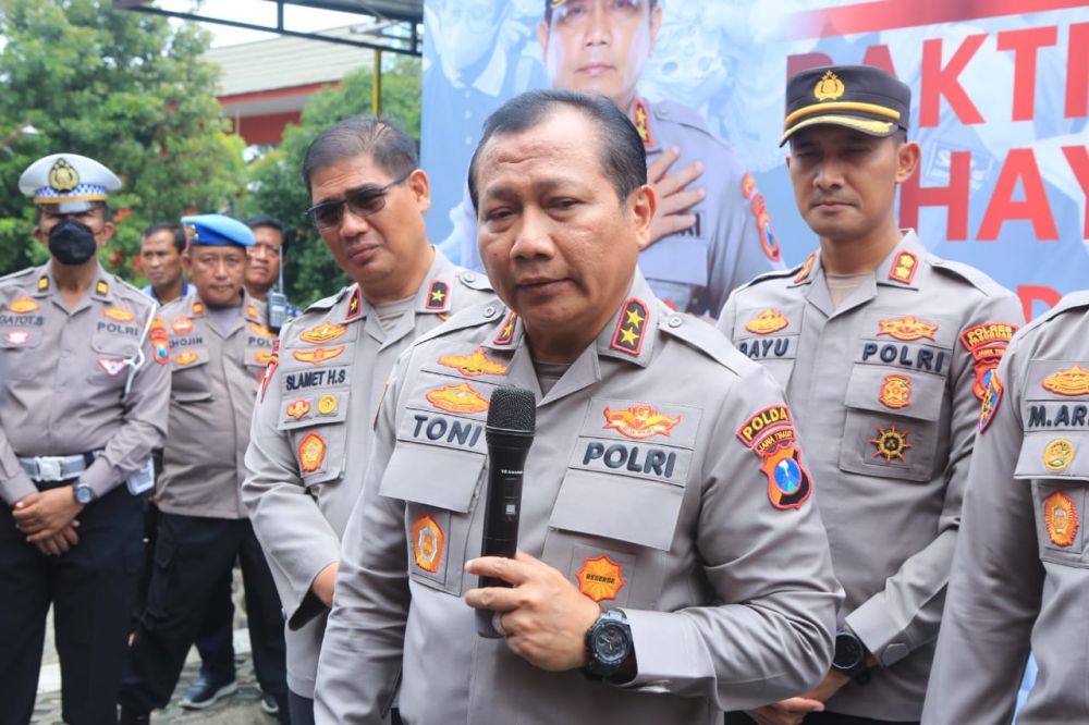 Kapolda Jatim Irjen Pol Dr. Toni Harmanto saat memberikan keterangan