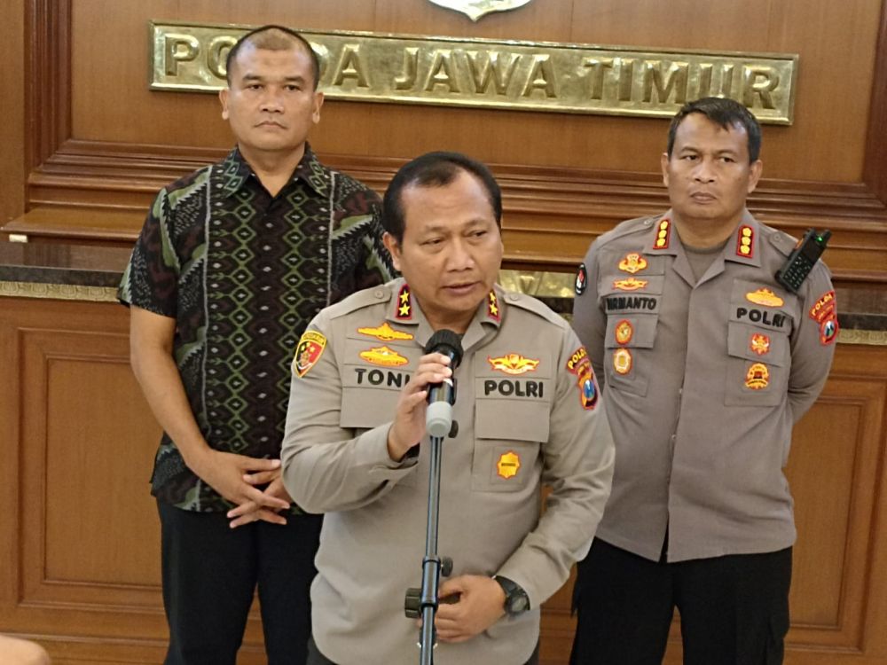 Kapolda Jatim Irjen Pol Dr. Toni Harmanto saat memberikan keterangan