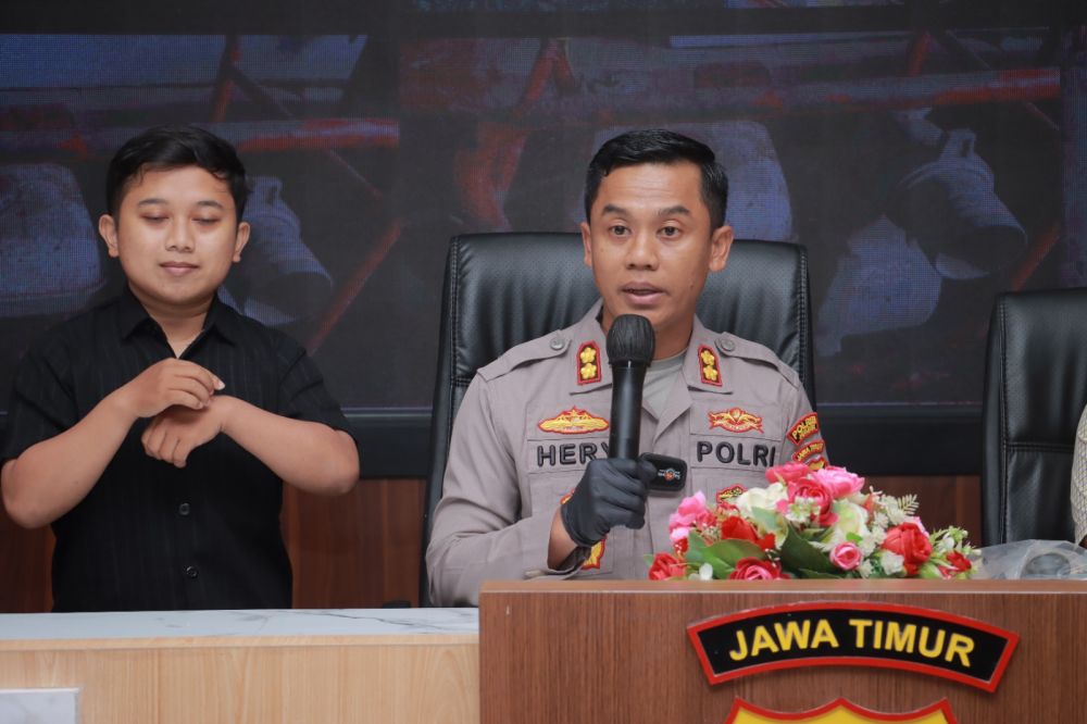 Kapolres Jember AKBP Hery Purnomo saat memberikan keterangan