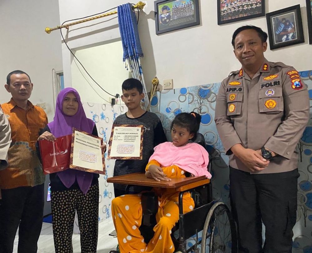 Wakapolresta Malang Kota AKBP Apip Ginanjar bersama keluarga Farel
