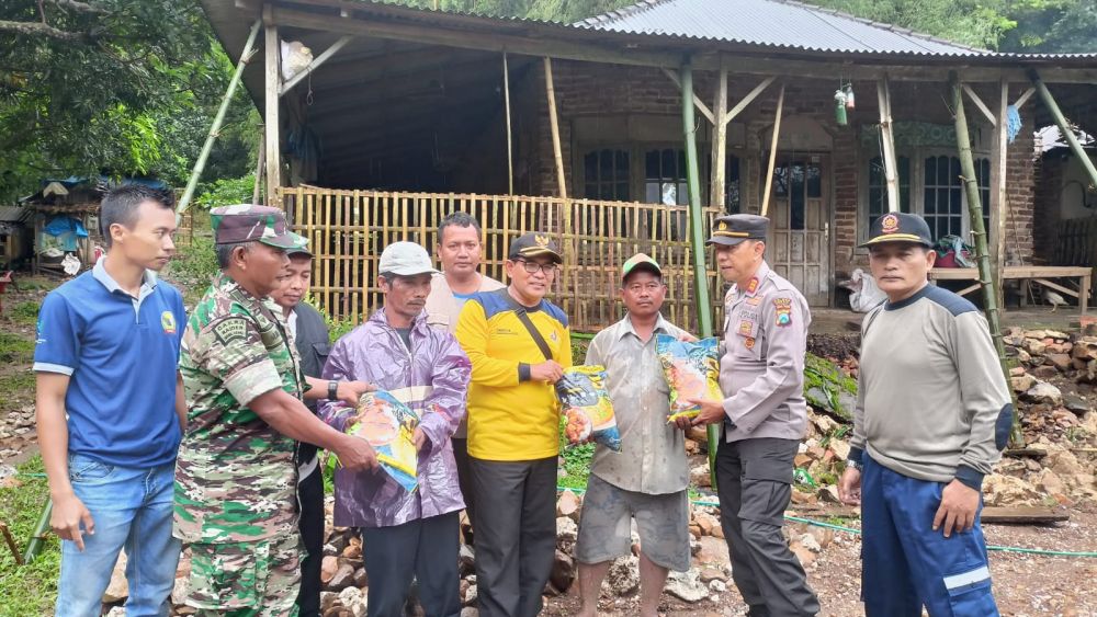 Forkopimcam Bawean gerak cepat bantu korban tanah longsor