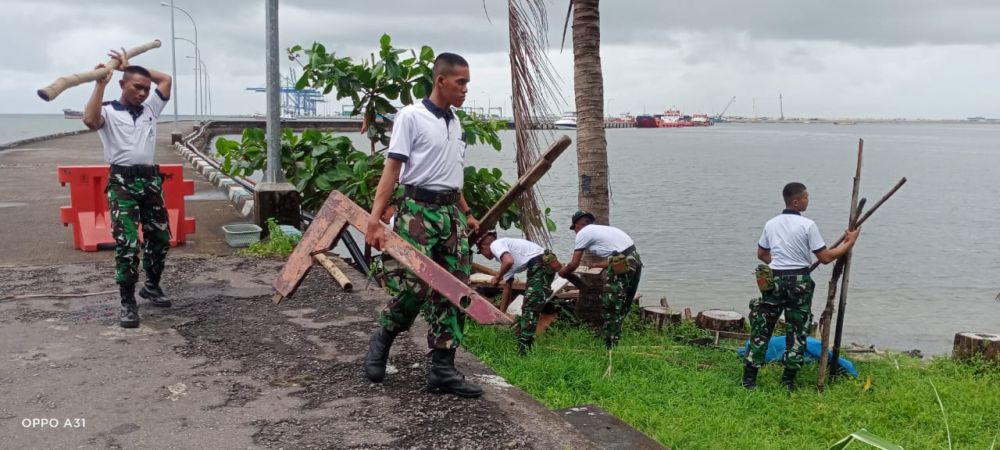Siswa gabungan Kodiklatal saat bersih-bersih di pantai Losari