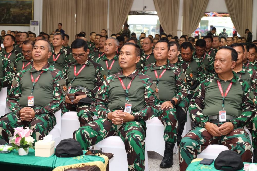 Dankodiklatal Letjen TNI Marinir Suhartono saat ikuti apel komandan satuan di Akmil Magelang