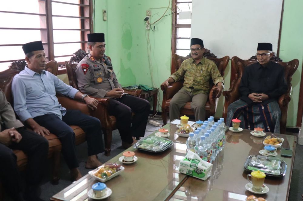 Kapolres Bojonegoro AKBP Rogib Triyanto saat silaturahmi ke PCNU Bojonegoro