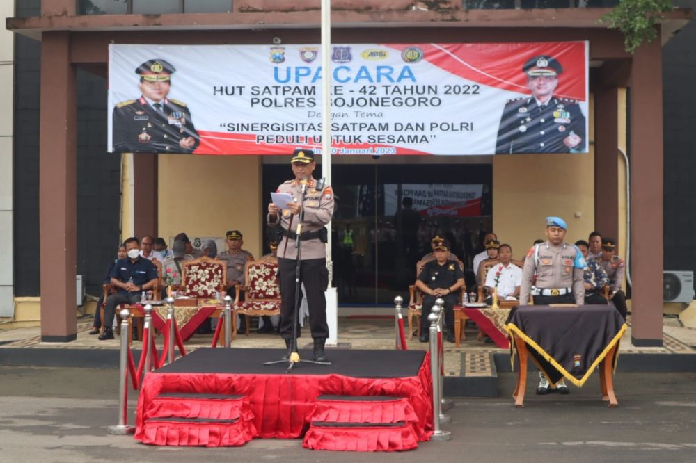 Kapolres Bojonegoro AKBP Rogib Triyanto saat pimpin upacara