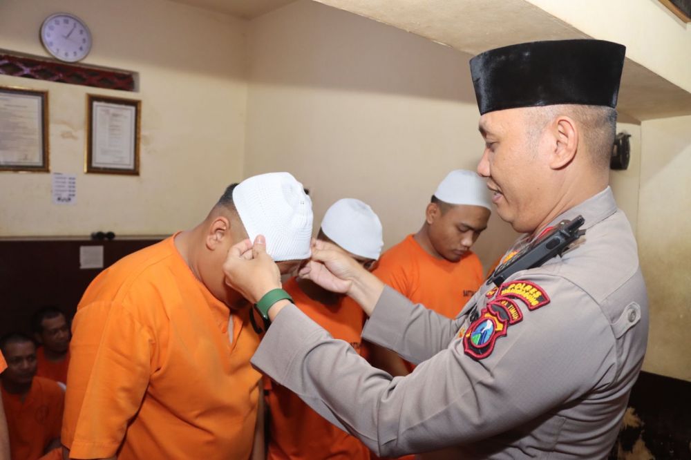 Kapolres Tulungagung AKBP Eko Hartanto saat memberikan peci ke para tahanan