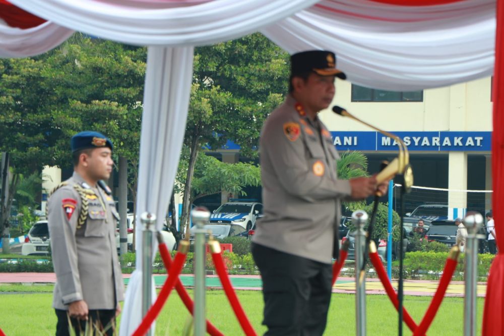 Kapolda Jatim Irjen Pol Dr. Toni Harmanto saat pimpin upacara HUT satpam ke-42