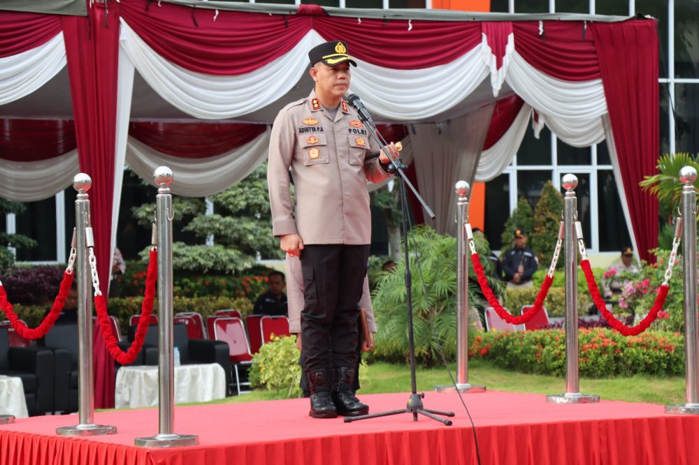 Kapolres Gresik AKBP Adhitya Panji Anom saat pimpin upacara