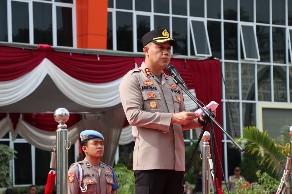 Kapolres Gresik AKBP Adhitya Panji Anom saat pimpin upacara HUT Satpam ke-42
