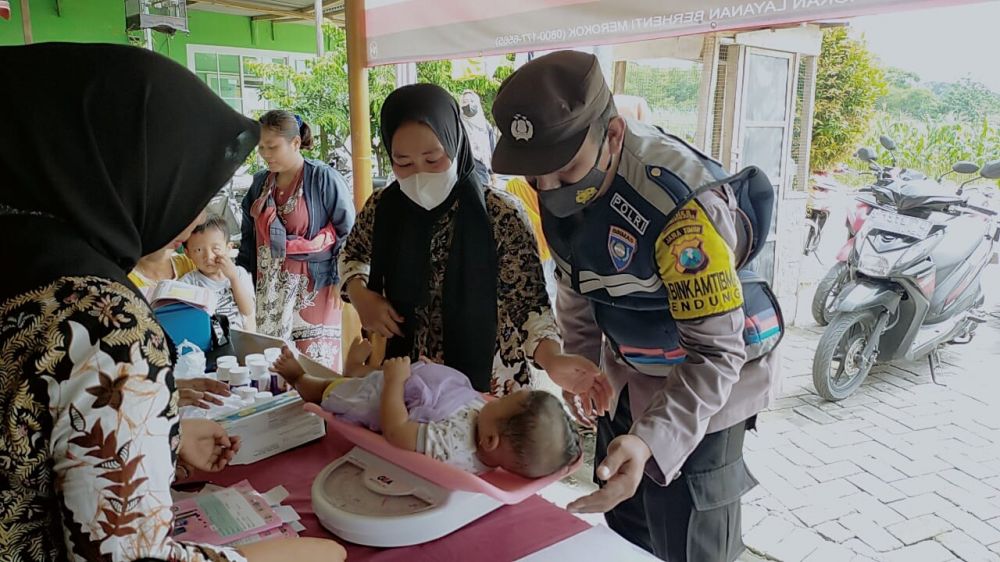Bhabinkamtibmas Polresta Mojokerto saat kawal program Pemerintah cegah stunting