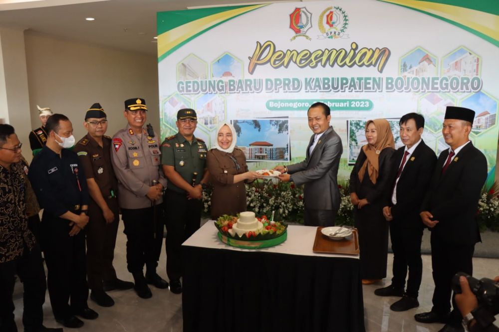 Kapolres Bojonegoro AKBP Rogib Triyanto hadiri peresmian gedung DPRD