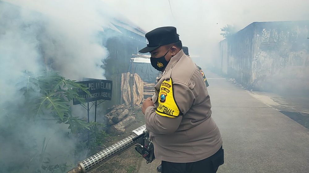 Kolaborasi TNI-Polri dan Dinkes Mojokerto Lakukan Fogging Cegah DBD