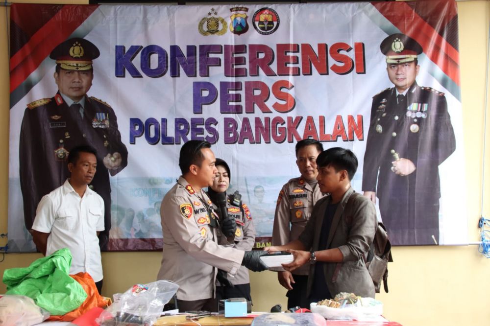Polres Bangkalan kembalikan HP yang hilang ke pemiliknya