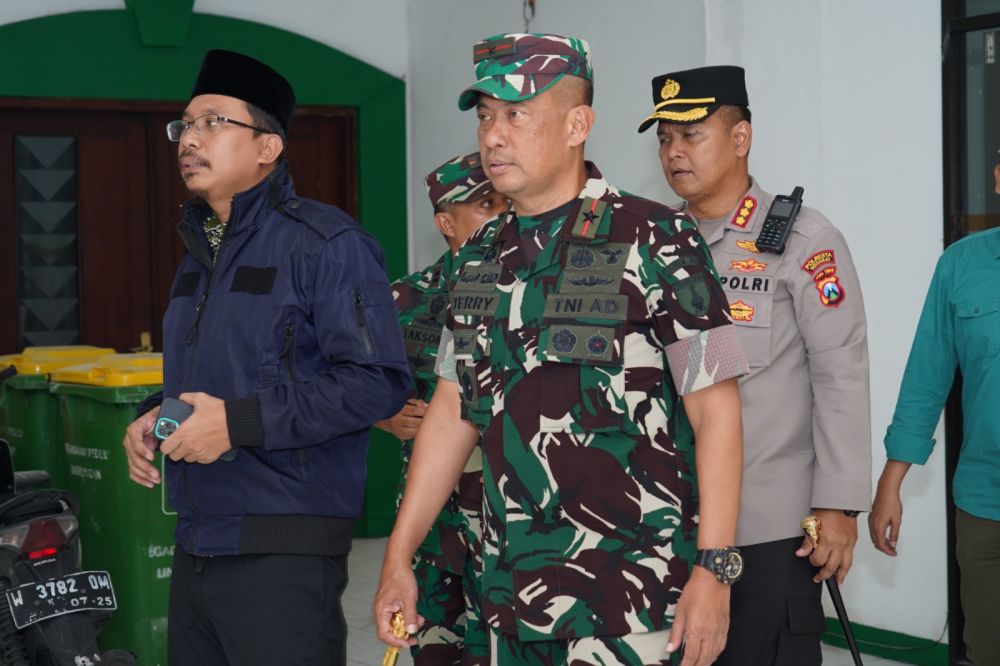 Danrem 084/BJ Brigjen TNI Terry Tresna Purnama saat tinjau lokasi Harlah NU di GOR Delta Sidoarjo