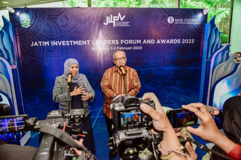 Kepala Perwakilan BI Jatim Budi Hanoto bersama Gubernur Jatim Khofifah Indar Parawansa