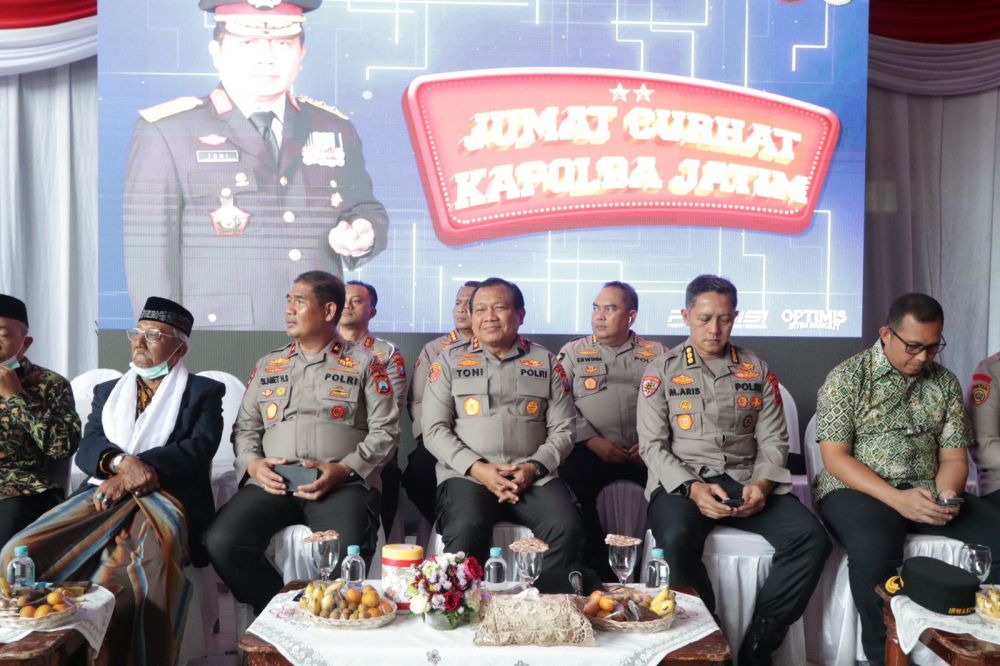 Kapolda Jatim Irjen Pol Dr. Toni Harmanto didampingi Wakapolda Jatim Brigjen Pol Slamet HS saat Jum'at Curhat