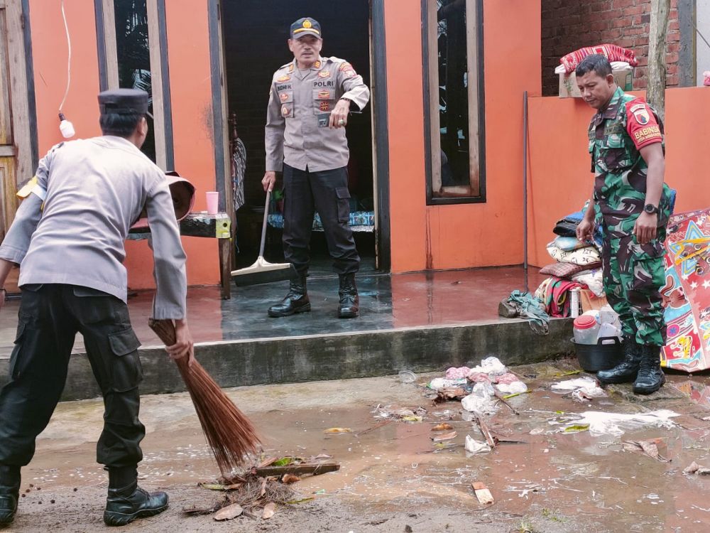TNI-Polri bersama warga bantu perbaiki rumah terdampak hujan angin