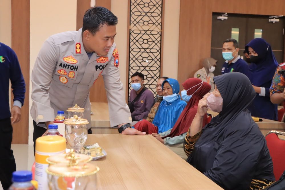 Kapolres Madiun AKBP Anton Prasetyo saat tinjau peserta operasi katarak