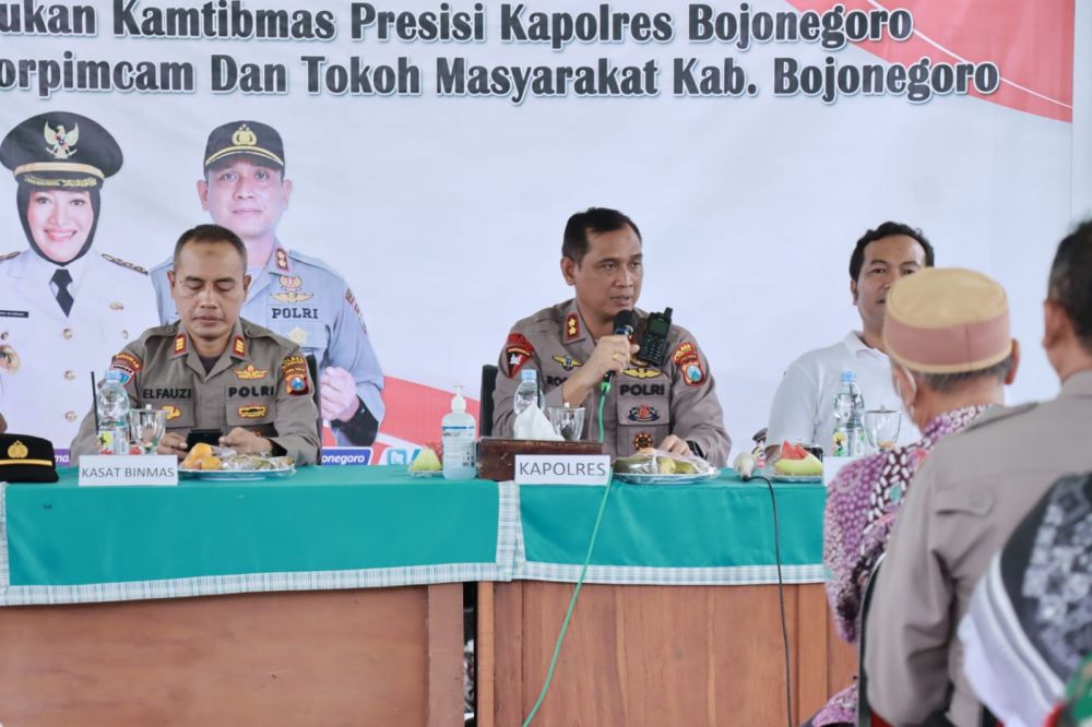 Kapolres Bojonegoro AKBP Rogib Triyanto saat hadiri Jum'at Curhat