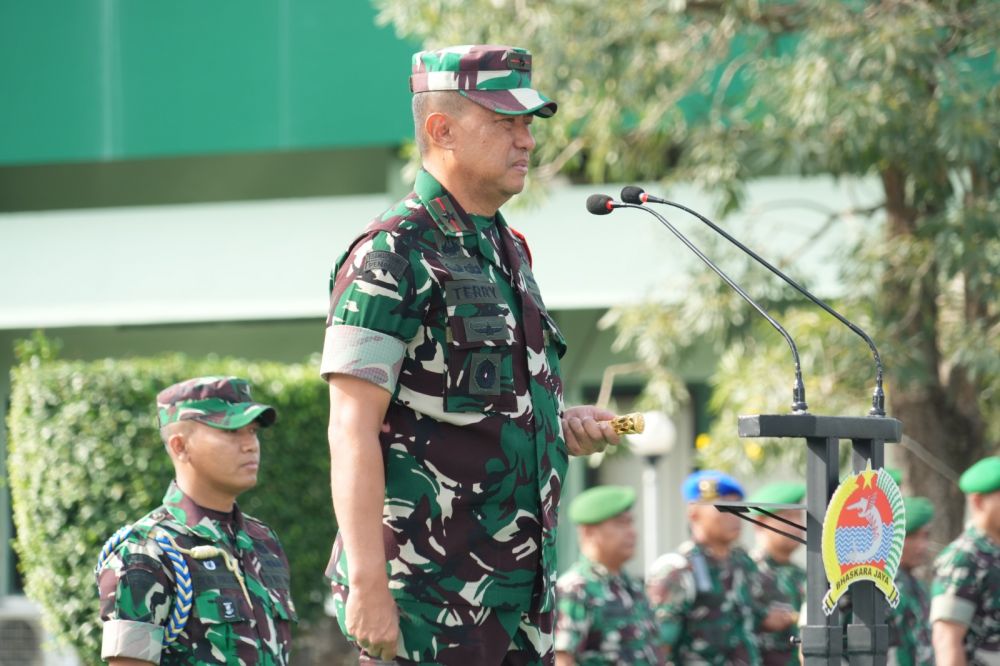 Danrem 084/BJ Brigjen TNI Terry Tresna Purnama saat pimpin apel gelar pasukan pengamanan Harlah NU