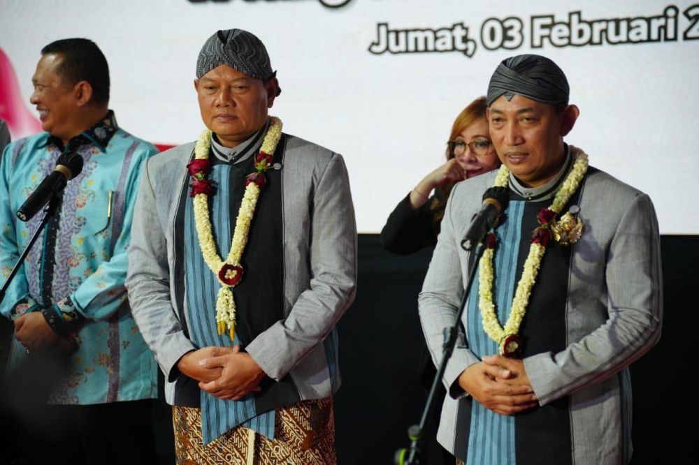 Kapolri Jenderal Listyo Sigit Prabowo bersama Panglima TNI Yudo Margono di pagelaran wayang kulit