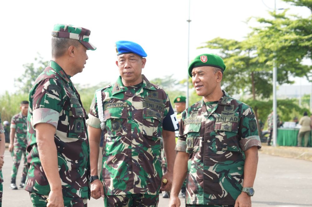 Danrem 084/BJ Brigjen TNI Terry Tresna Purnama didampingi Kasrem 084/BJ Kolonel Inf H. Sugiyono saat apel gelar pasukan