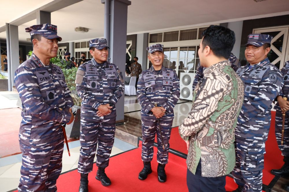 Dankodiklatal Letjen TNI Marinir Suhartono ramah tamah bersama Kasal dan Wagub Emil Dardak