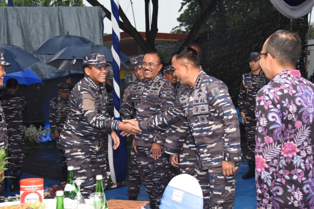 Dankodiklatal Letjen TNI Marinir Suhartono berjabat tangan dengan Kasal TNI Muhammad Ali saat peresmian SPBT TNI AL