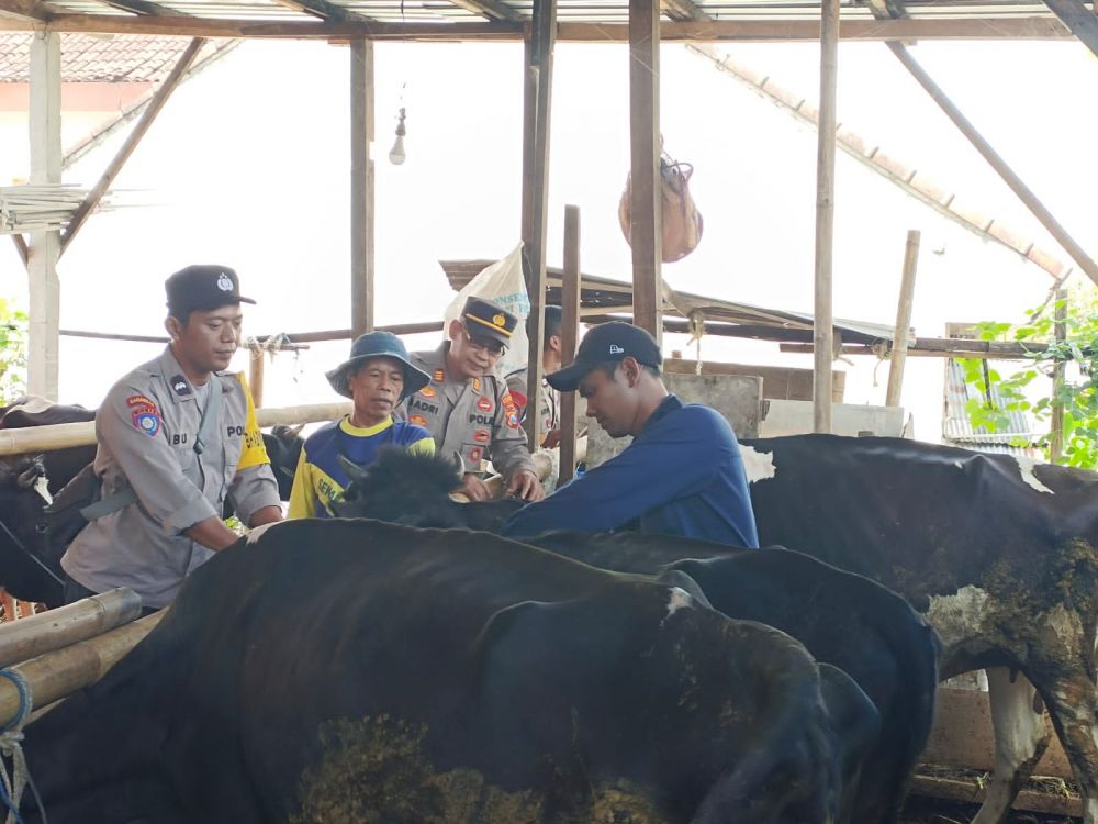 Polres Ponorogo bantu cegah virus PMK