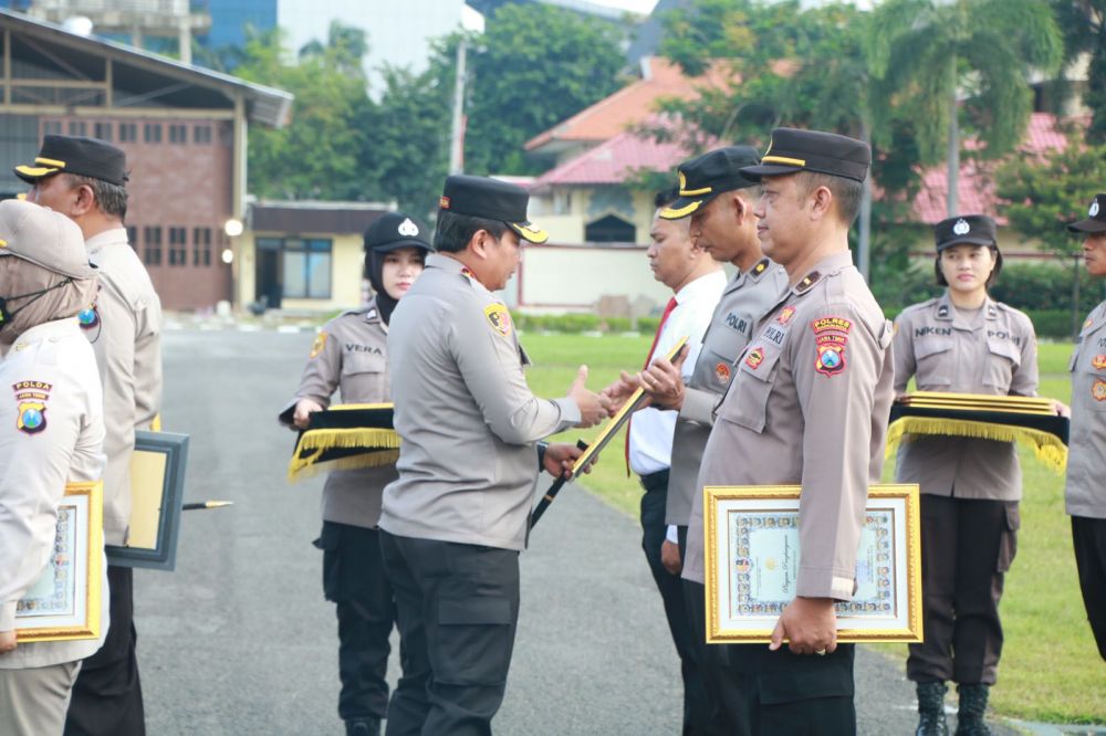 Kapolda Jatim Berikan Penghargaan ke 7 Personil Polres Bojonegoro