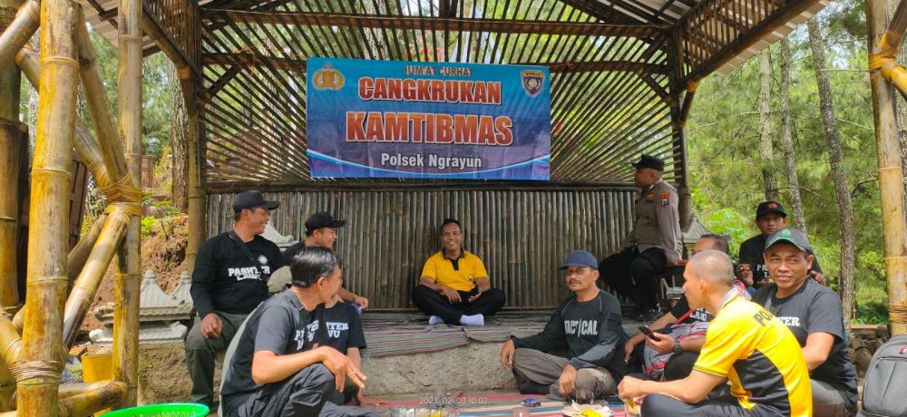 Perhutani KPH Lawu Ds cangkrukan bareng Polsek Ngrayun jaga Kamtibmas