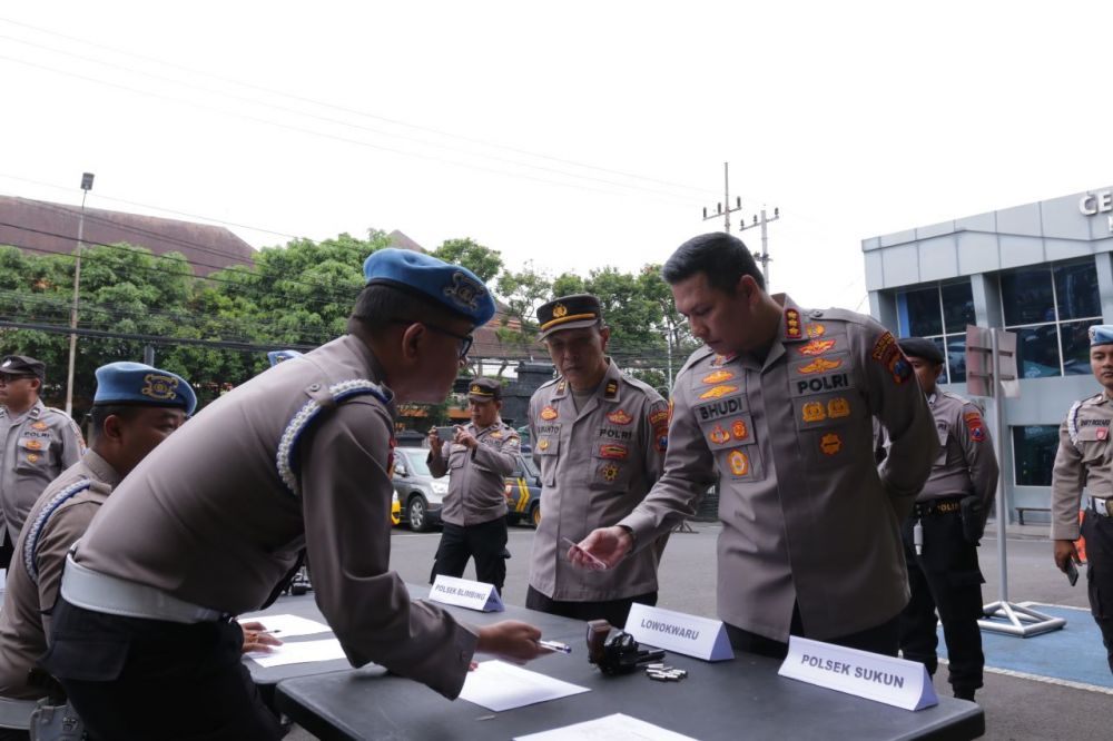 Kapolresta Malang Kota Kombespol Buher saat cek senpi