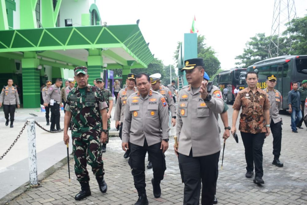 Kapolda Jatim Irjen Pol Dr. Toni Harmanto bersama Danrem 084/BJ Brigjen TNI Terry Tresna Purnama didampingi Kapolresta Sidoarjo Kombespol Kusumo Wahyu Bintoro saat tinjau lokasi GOR Delta Sidoarjo