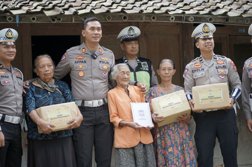 Satlantas Polres Ponorogo saat berbagi sembako
