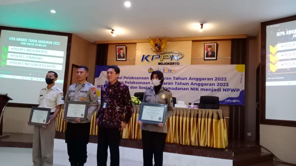Polresta Mojokerto saat terima penghargaan dari KPPN