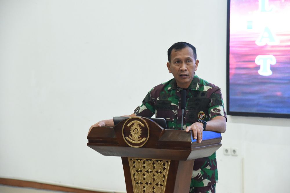 Dirlat Kodiklatal Brigjen TNI Marinir Widodo saat memberikan sambutan
