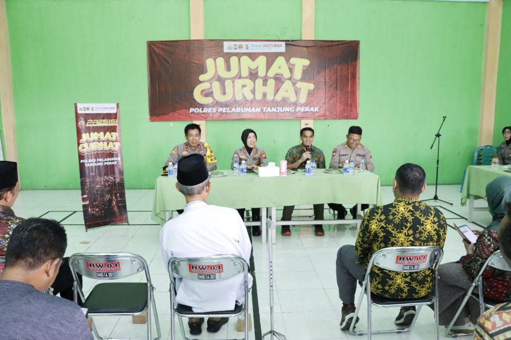 Kapolres Pelabuhan Tanjung Perak Surabaya AKBP Herlina saat gelar Jum'at Curhat
