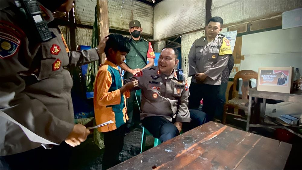 Kapolres Blitar Berikan Bansos Door to Door ke Warga